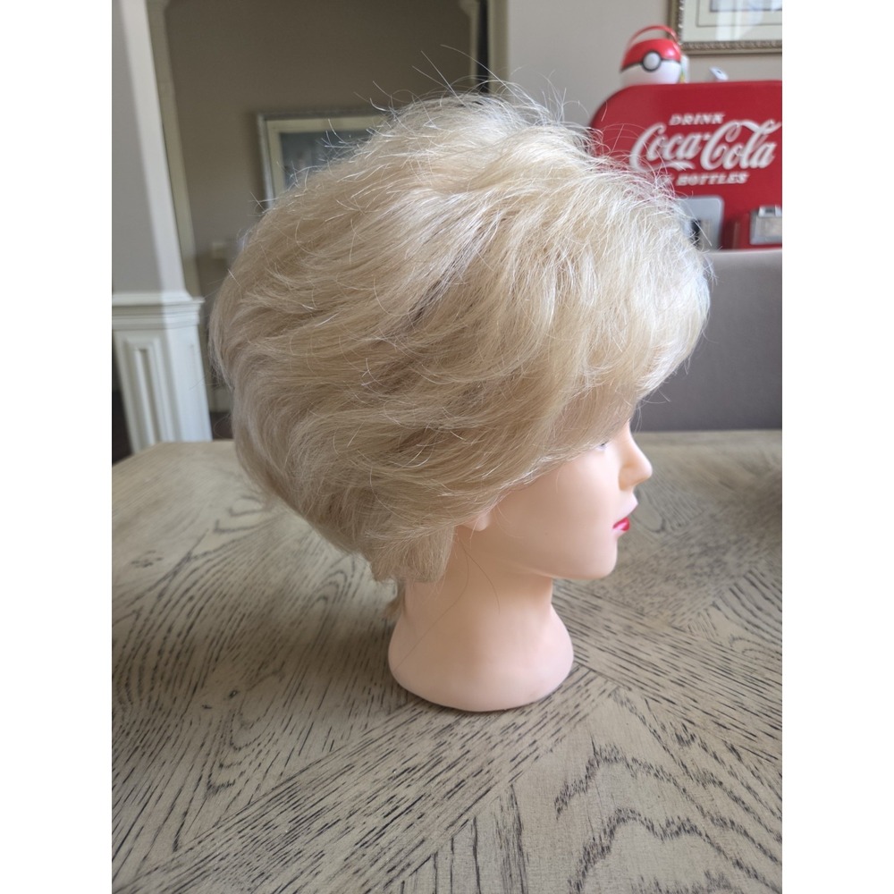 Emmor Blonde Wig for Women Natural Cut Wig Daily Hair 18/613 Layered Wig - Picture 6 of 14